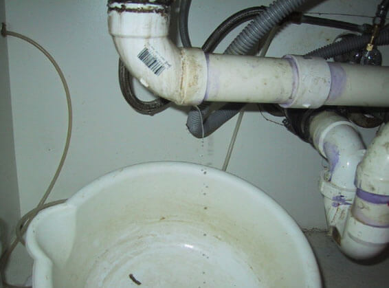  устранить течь канализации: течет канализационная труба в туалете .