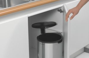 Как выбрать ведро для мусора Как выбрать ведро для мусора Наличие мусорного ведра на кухне – это признак порядка, чистоты и аккуратности, а если оно еще имеет и привлекательный внешний вид, то сразу можно разглядеть и его практичность. В связи с этим, чтобы было приятно выкидывать мусор, нужно в предложенном каталоге https://hailo.moscow/magazin/folder/musornyye-vedra подобрать такое ведро, которое будет отвечать всем требованиям. Какие мусорные ведра бывают Как правило, материалами изготовления данных изделий является либо пластик, либо металл. Для изготовления пластикового ведра применяется высокопрочный материал, который может противостоять механическим воздействиям. Можно найти ведро из пластика с хромированными элементами. Мусорные металлические ведра изготавливаются из нержавеющей стали или из материала, который имеет антикоррозийное покрытие. Что касается преимуществ двух материалов, имеется в виду пластика и металла, то ведра из пластика отличаются небольшим весом и невысокой стоимостью. Металлические изделия всегда имеют солидный внешний вид. Потому, они чаще всего устанавливаются на виду. Формы ведер могут исполняться круглыми, квадратными, овальными, треугольными, коническими. Мусорные ведра могут быть с крышками или без таковых. Есть модели, которые открываются вручную, однако чаще всего предлагаются модели с педалью. Есть и современные ведра, открывающиеся посредством других устройств. Мусорные ведра часто имеют ручки для удобства выноса мусора. Наряду с этим, в конструкциях бывают две емкости, одна внешняя, другая внутренняя. Как правило, внутренняя емкость выполняется из пластика, верхняя из металла. Мусорные ведра также разделяются по размерам. При выборе изделия необходимо учитывать количество человек, которые проживают в доме. Кроме того, обычно ведро для кухни подбирается большего размера, так как наполняемость его моментальная. Не менее важным размер является, в случае если в квартире или доме проводятся ремонтные работы. Что касается ванного помещения, то сюда выбирается небольшой размер корзины. Современные модели мусорных ведер сегодня оснащаются специальными зажимами для пакетов. В каталоге представлен большой ассортимент данной продукции, что позволит выбрать то изделие, которое будет отвечать всем требованиям покупателя.