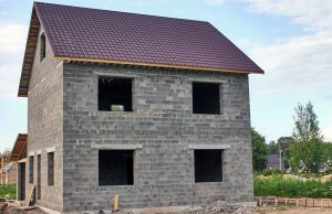 Блоки из бетона: особенности, сфера применения и преимущества