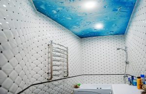 Натяжной потолок в ванную комнату. Преимущества