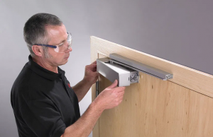 Разновидности дверных доводчиков