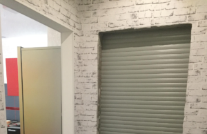 Преимущества автоматических рольставней на двери