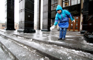 Скользкая или заснеженная дорога: как вести себя