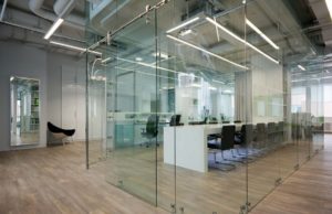 Отличительные особенности стеновых панелей для кабинета