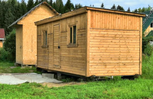 Создаем уют на даче: назначение и польза использования деревянных бытовок и хозблоков