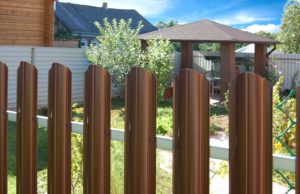 Как верно выбирать современные заборы. На что же стоит обращать все внимание при выборе евроштакетника?