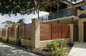 Ограждение дома — какое выбрать под постройку