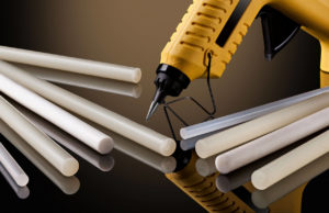 Для чего используется термоклей: что это, разновидности состава, основные параметры, плюсы использования термоклея https://lux-x.com/ru/novosti/termoklej-svojstva-i-sfery-primeneniya/