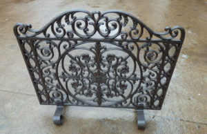 Чугунный экран для камина — преимущества и характеристики