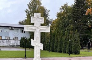 Памятник на кладбище — стоимость, виды