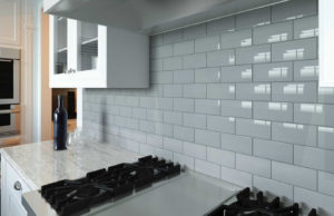 Преимущества керамогранитной плитки для создания кухонного фартука