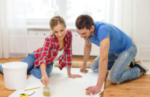 Как правильно клеить обои на стену