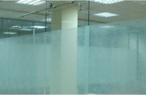 Стеклянные перегородки делают офисы больше и ярче