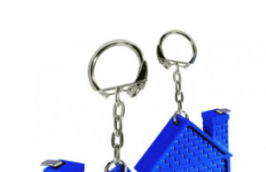 Как выбрать брелок домик?
