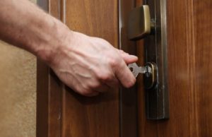 Как открыть дверь, которая случайно захлопнулась?