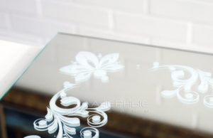 Как заказать лазерную гравировку на стекле и где она применяется