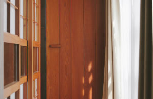 Двери в стиле кантри: деревенский колорит в городском жилище