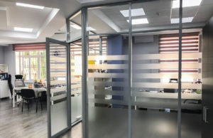 Использование стационарных перегородок – дешево и где угодно