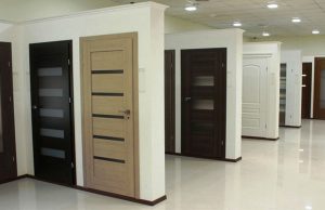 Двери из какого материала лучше установить дома