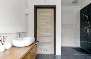 Двери в ванную комнату и туалет