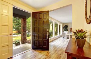 Двери для входа в жилье: какие изделия чаще всего выбирают современные собственники домов и квартир