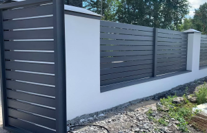 Деревянные заборы: плюсы и варианты