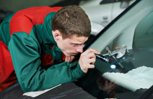 Ремонт лобового стекла авто — как делается?