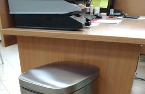 Мусорное ведро с педалью: чем оно удобнее обычного?