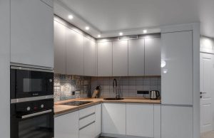 Угловой кухонный гарнитур, такой актуальный для любого помещения