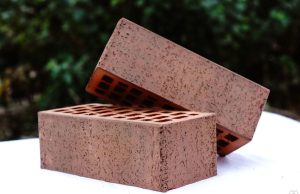 Лицевой кирпич, тротуарная плитка, керамический блок: надежные строительные материалы