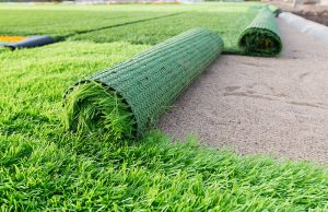 Искусственная трава: как ее приклеить и с помощью чего