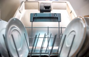 Неисправность: как исправить поломку посудомоечной машины