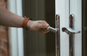 Способы вскрытия замка без ключа https://ru.freepik.com/free-photo/closeup-shot-of-a-person-holding-a-door-knob-and-opening-the-door_11541971.htm#fromView=search&page=1&position=2&uuid=6e31b505-f654-4aed-8df8-b5bce1db735f