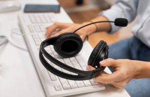 Контакт-центры: эффективное решение для обслуживания клиентов https://ru.freepik.com/free-photo/woman-working-in-a-call-center-holding-a-pair-of-headphones_22196576.htm#fromView=search&page=1&position=4&uuid=ed787069-7319-40d4-8a6f-041241d0d40b