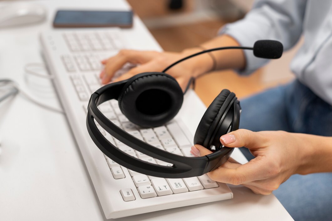 https://ru.freepik.com/free-photo/woman-working-in-a-call-center-holding-a-pair-of-headphones_22196576.htm#fromView=search&page=1&position=4&uuid=ed787069-7319-40d4-8a6f-041241d0d40b