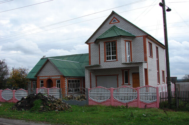 Остекление домов в коттедже: особенности и виды