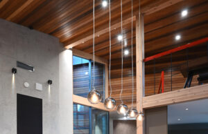 Элитный загородный особняк с дизайнерской мебелью ARTFABRIC: гармония природы и современного дизайна