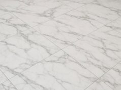 Кварц-виниловая плитка под мрамор: стиль, практичность и долговечность