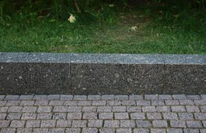 Гранитный борт: долговечное и эстетичное решение для благоустройства территории