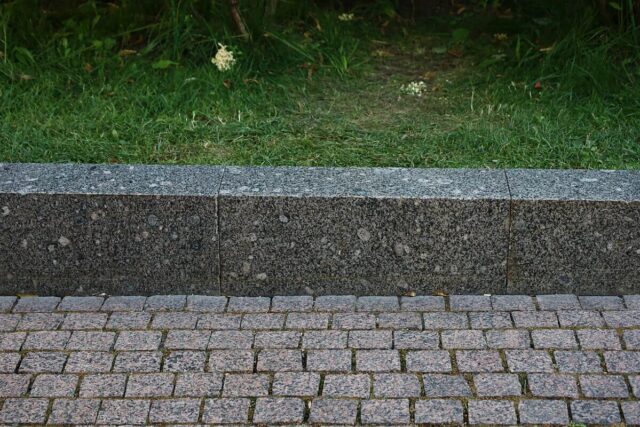 Гранитный борт: долговечное и эстетичное решение для благоустройства территории