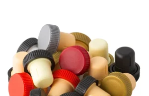 Пробка Т-образная полимерная с дополнительным верхом (коньячная, типа “Камю“): современное решение для премиальной укупорки алкогольной продукции